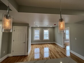 75 Pearl St, Unit 2 in Somerville, MA - Building Photo - Building Photo