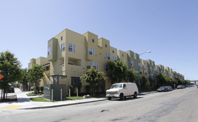 Lion Creek Crossing in Oakland, CA - Foto de edificio - Building Photo