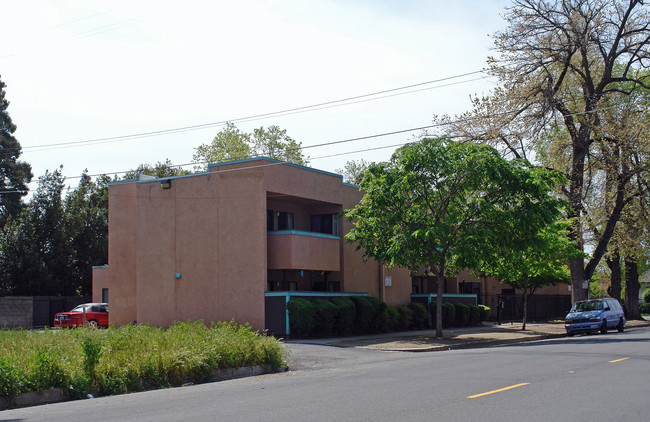 2845 37th St in Sacramento, CA - Foto de edificio - Building Photo