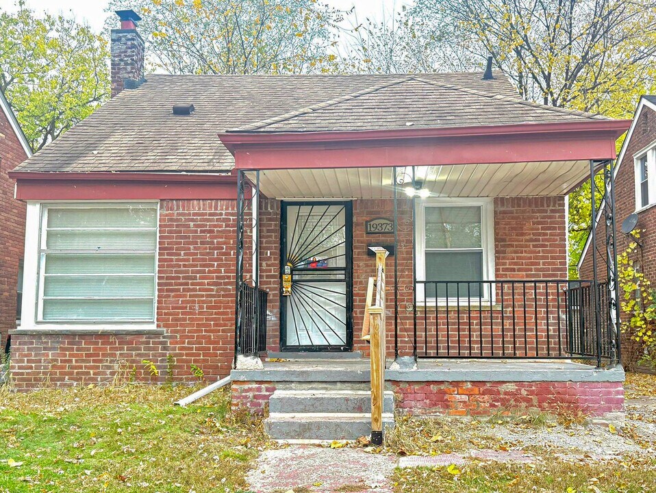 This beautifully updated 3-bedroom, 1-bath single-family home is ready for move-in! in Detroit, MI - Building Photo