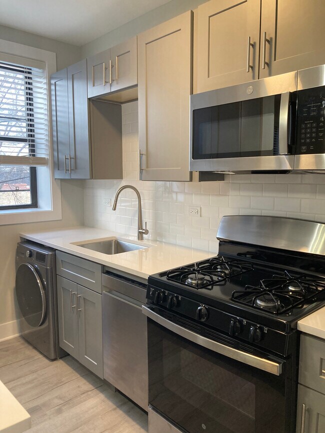 372 Hazel Ave, Unit B5 in Glencoe, IL - Building Photo - Building Photo