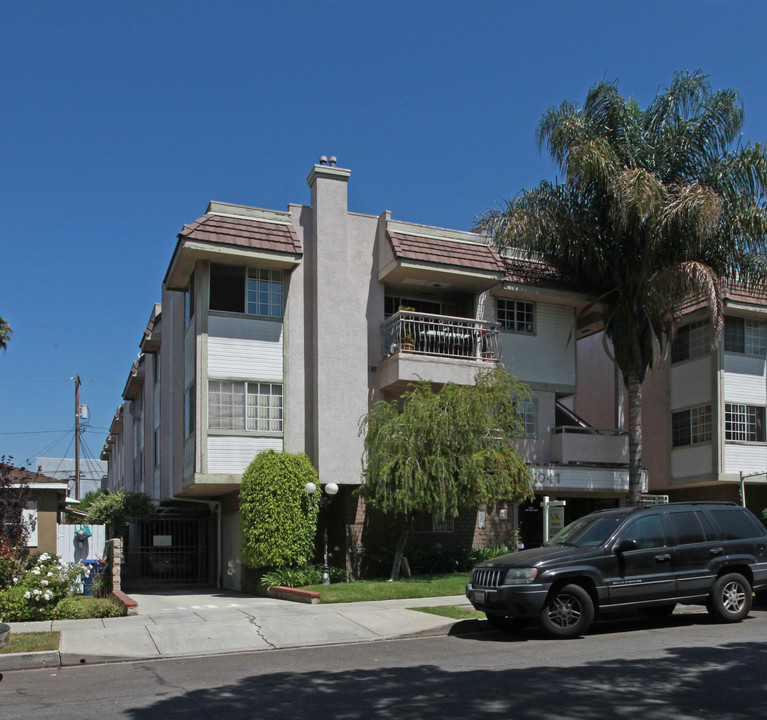 1047 E Spazier Ave in Burbank, CA - Building Photo