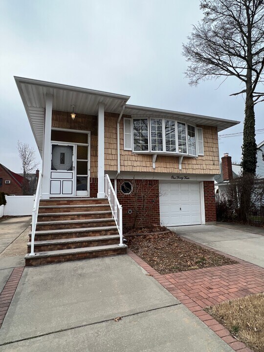 144 Clearstream Ave in Valley Stream, NY - Building Photo