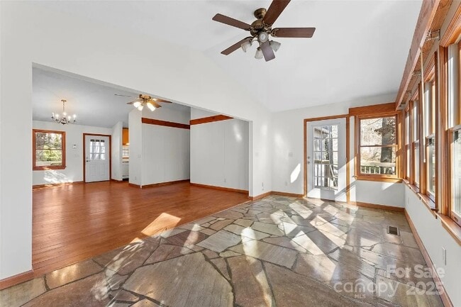 550 Kinross Dr in Flat Rock, NC - Foto de edificio - Building Photo