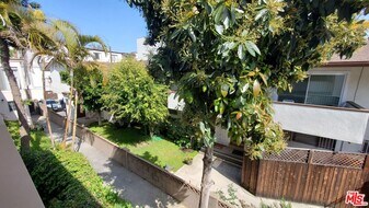 1438 S Barrington Ave in Los Angeles, CA - Building Photo