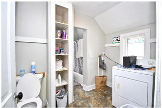 832 Central Ave, Unit 2 in Beloit, WI - Foto de edificio - Building Photo