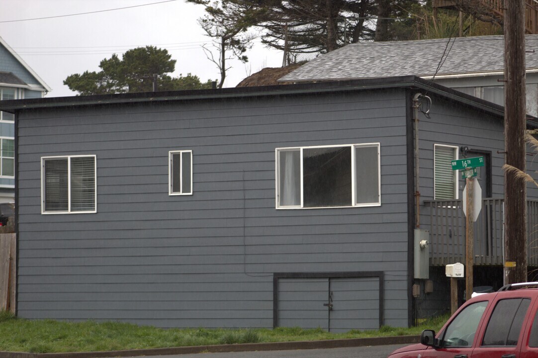 1614 NW Harbor Ave in Lincoln City, OR - Building Photo