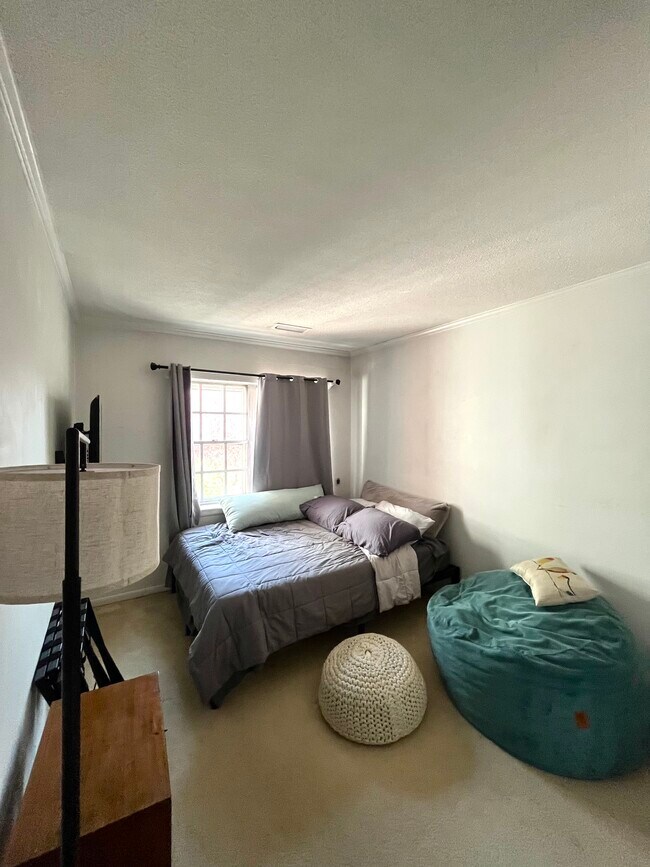 117 Lake Shore Rd, Unit 3 in Boston, MA - Building Photo - Building Photo
