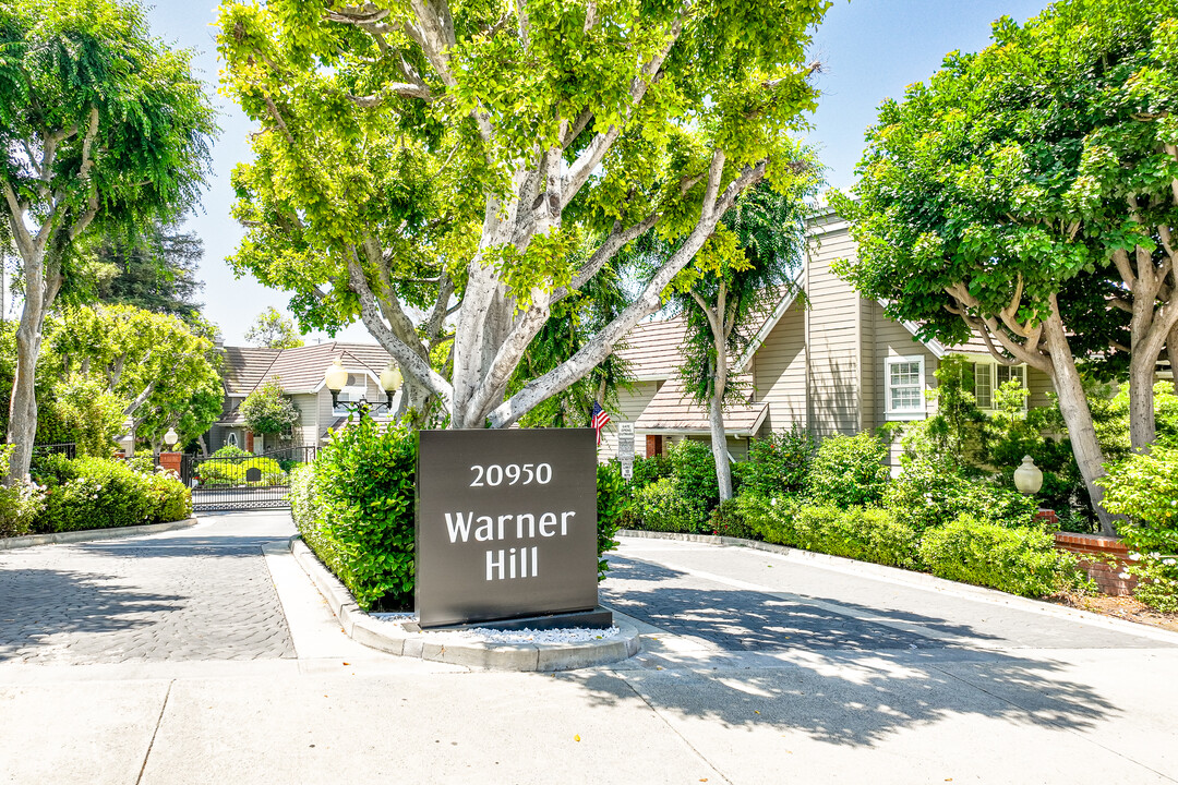 Warner Hill in Woodland Hills, CA - Foto de edificio