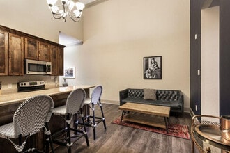 300 Baronne St in New Orleans, LA - Building Photo - Building Photo