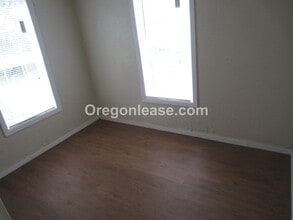 325 26th St in Springfield, OR - Foto de edificio - Building Photo