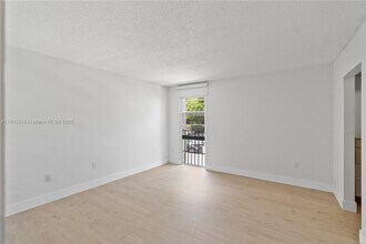 6886 N Kendall Dr in Pinecrest, FL - Foto de edificio - Building Photo