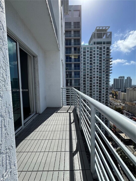 234 NE 3rd St, Unit LPH05 in Miami, FL - Building Photo