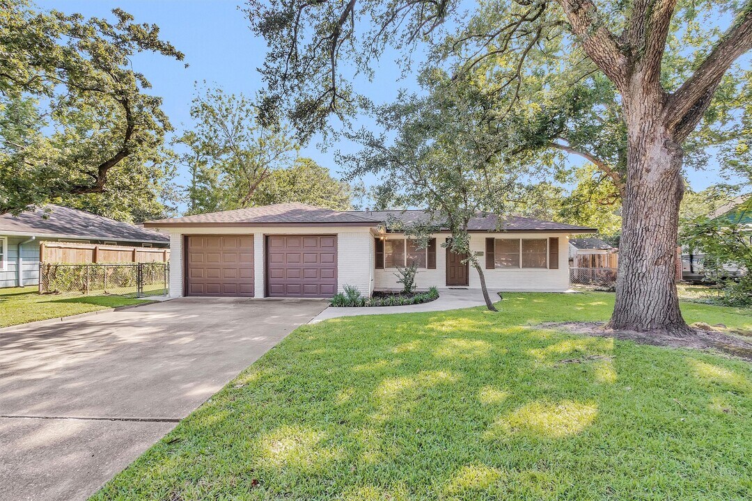 1510 N San Jacinto St in Conroe, TX - Building Photo