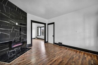 12001 Oakview Ave, Unit UP in Cleveland, OH - Foto de edificio - Building Photo