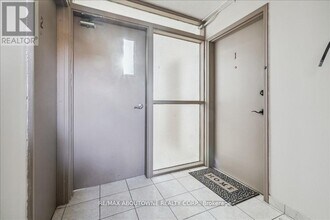 2350 Queensway Dr in Burlington, ON - Building Photo - Building Photo