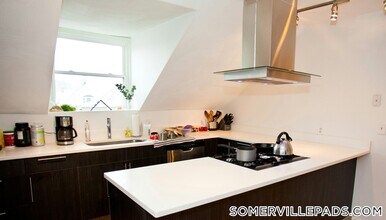 5 Munroe St, Unit 3 in Somerville, MA - Foto de edificio - Building Photo