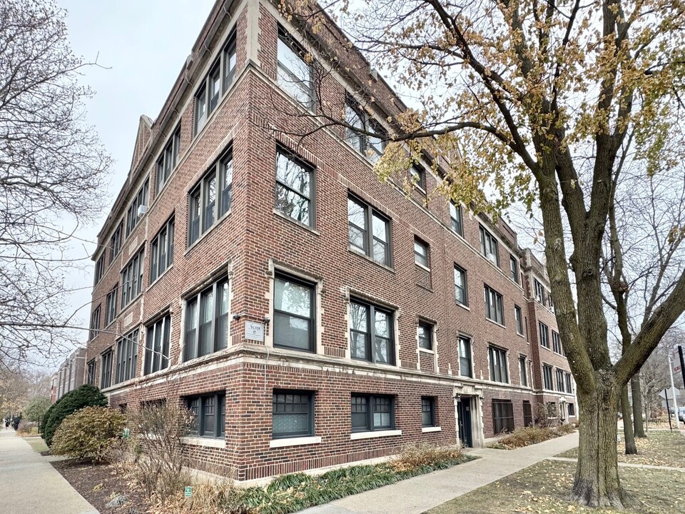 7044 N Greenview Ave, Unit 1N in Chicago, IL - Foto de edificio