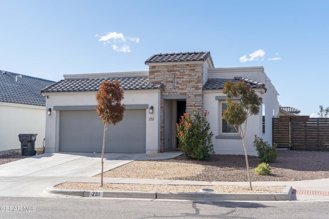 251 Herts Wy in El Paso, TX - Building Photo