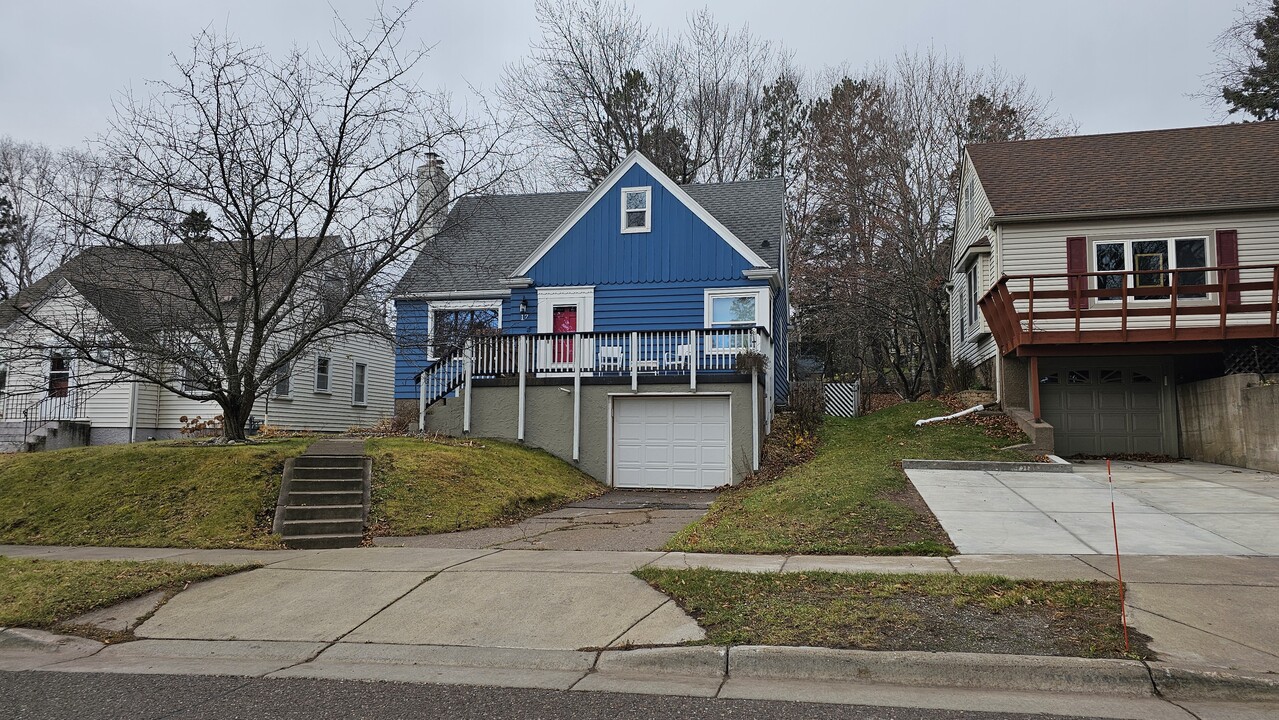 17 St Paul Ave in Duluth, MN - Building Photo