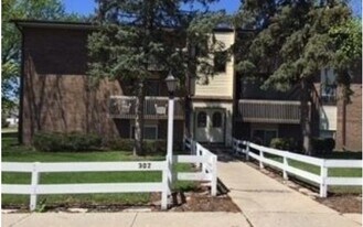 7572 N Cherryvale Blvd in Cherry Valley, IL - Building Photo