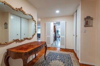 12 Bond St, Unit 4C in Great Neck Plaza, NY - Building Photo - Building Photo