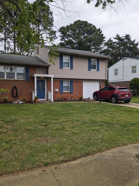 83 Tide Mill Ln in Hampton, VA - Building Photo