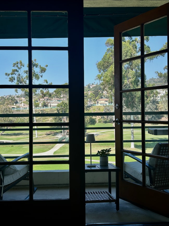 2556 Navarra Dr, Unit F in Carlsbad, CA - Foto de edificio - Building Photo