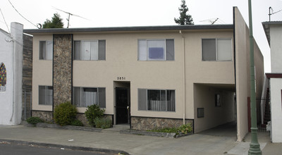 2851 38th Ave in Oakland, CA - Foto de edificio - Building Photo