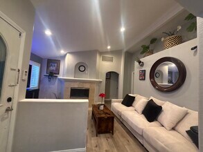 4225 Los Coyotes Diagonal, Unit Spaciou Modern House in Lakewood, CA - Building Photo - Building Photo