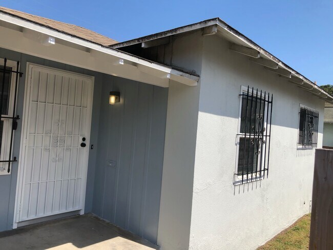 9334 S 6th Ave in Inglewood, CA - Foto de edificio - Building Photo