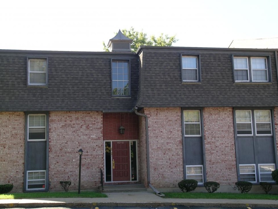 Greenfield Village in Grandview, MO - Foto de edificio