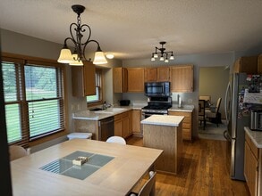 16842 Hanover Ln in Eden Prairie, MN - Foto de edificio - Building Photo