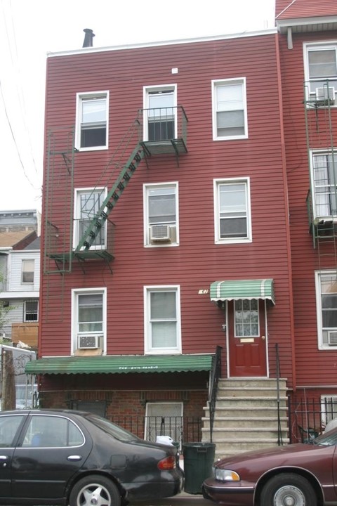 162 Metropolitan Ave in Brooklyn, NY - Building Photo