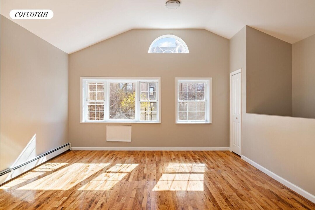 315 E 163rd St in Bronx, NY - Building Photo