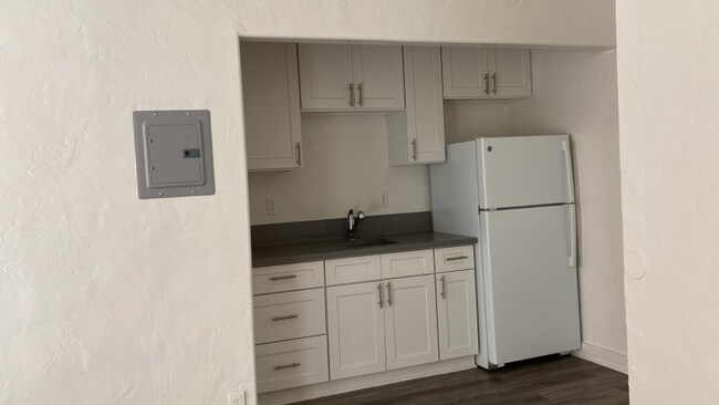 111 S Manhattan Pl-Unit -204 in Los Angeles, CA - Building Photo - Building Photo