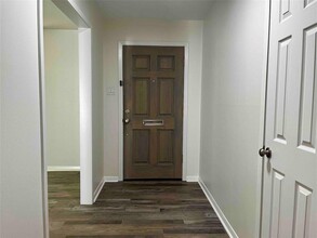 8106 Mullins Dr in Houston, TX - Foto de edificio - Building Photo