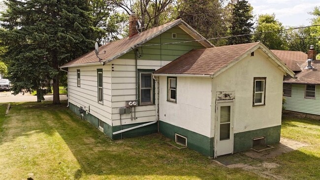 721 5th St NE in Minot, ND - Foto de edificio - Building Photo