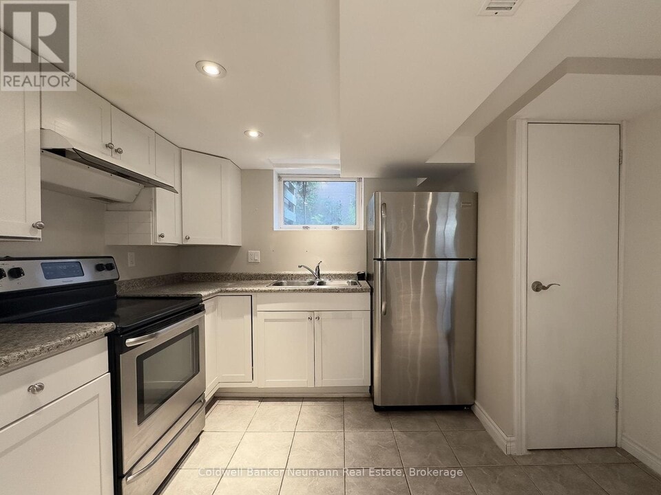 17 Ottawa Crescent in Guelph, ON - Building Photo