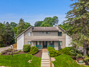 The Tree Tops in Northville, MI - Building Photo - Building Photo