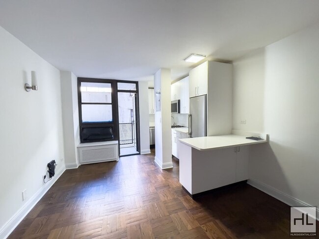 165 E 35th St in New York, NY - Building Photo - Building Photo