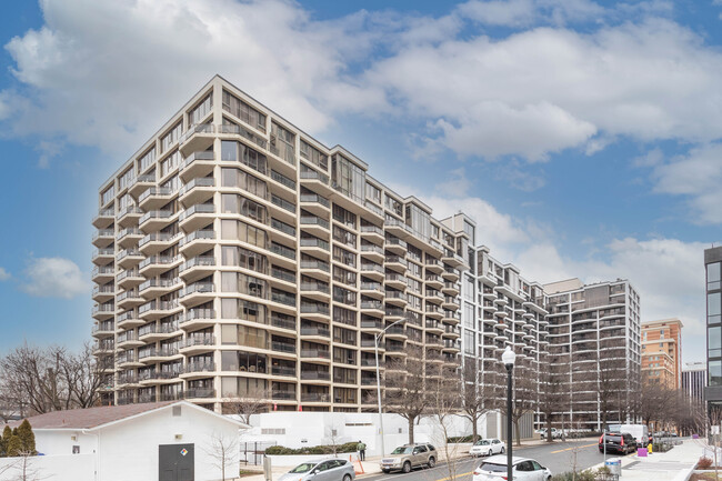 The Atrium in Arlington, VA - Foto de edificio - Building Photo