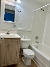 803 W Edwards St, Unit C in Springfield, IL - Building Photo - Building Photo