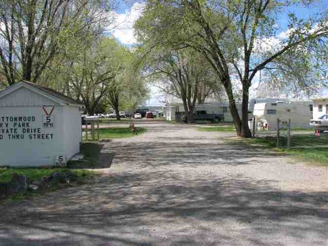 Cottonwood RV Park & Campground in Mountain Home, ID - Foto de edificio - Building Photo