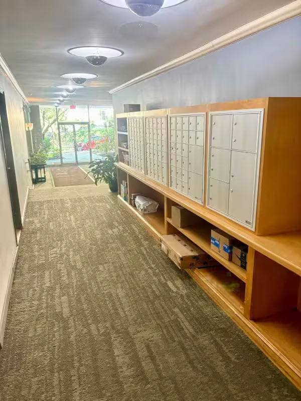 4100 W St NW, Unit 302 in Washington, DC - Foto de edificio - Building Photo