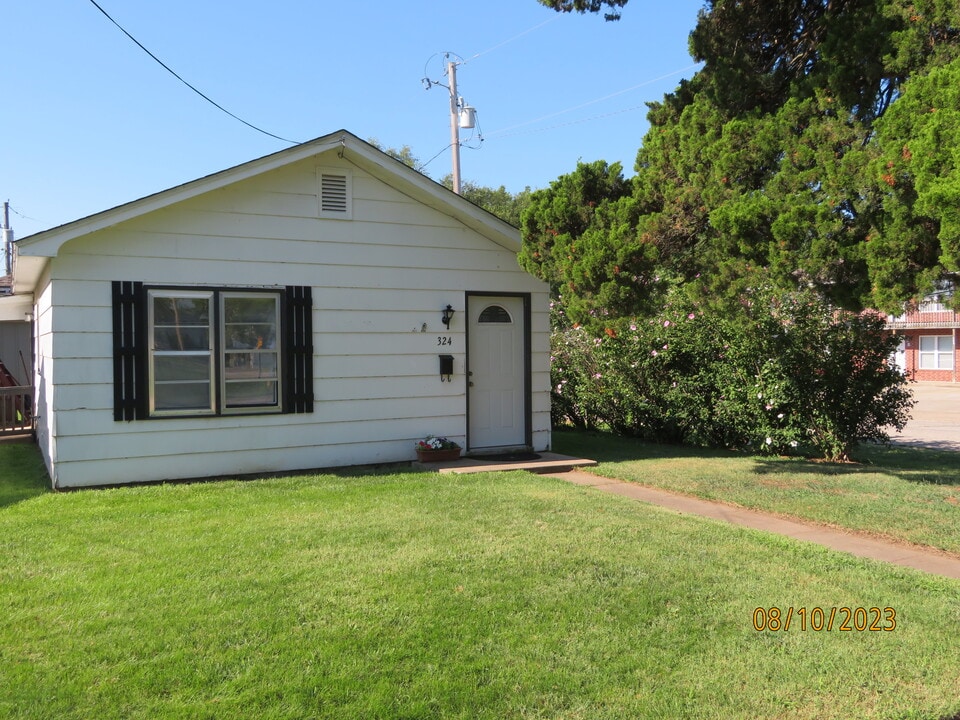 324 McGoodwin Ave in Warrensburg, MO - Foto de edificio