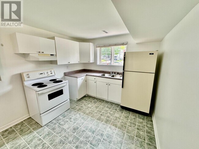 37 Whitehorn Crescent in Barrie, ON - Building Photo - Building Photo
