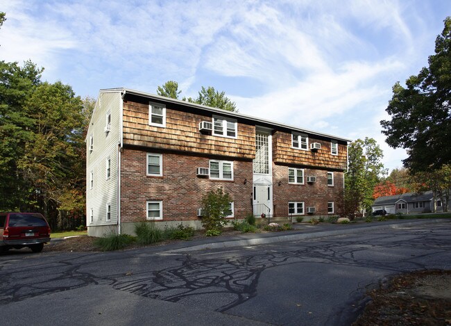 Pagewood Oval Apartments in Litchfield, NH - Building Photo - Building Photo