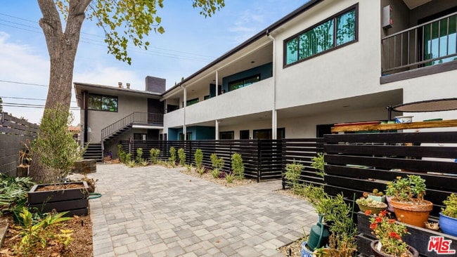 2021 N Beachwood Dr in Los Angeles, CA - Building Photo - Building Photo