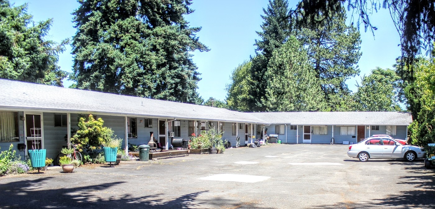 Garden Court Apartments in Hillsboro, OR - Building Photo